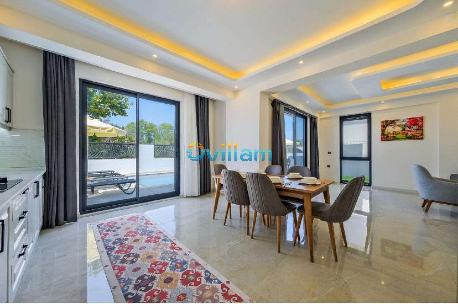 Ahşap yemek masası ve sandalyelerin yer aldığı, havuza açılan sürgülü cam kapılı modern iç mekân.