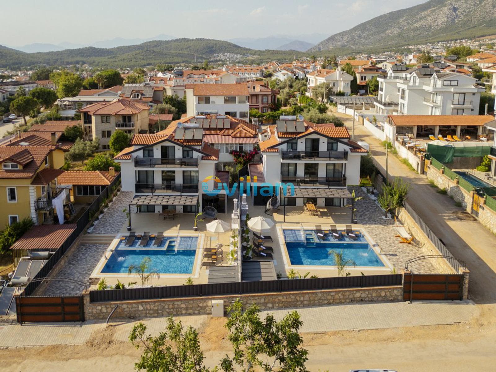 Havuzlu ikiz villalar ve dağ manzaralı mahalle.