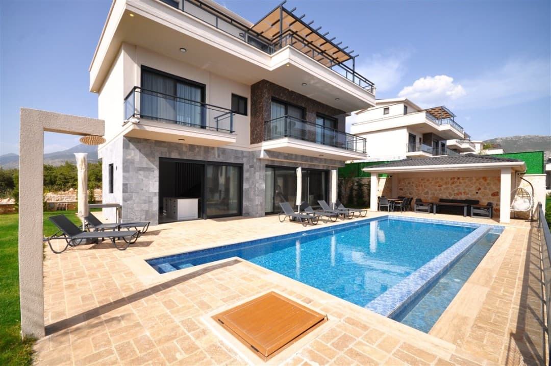 Bahçesinde duş alanı ve havuz bulunan modern dış cephe.