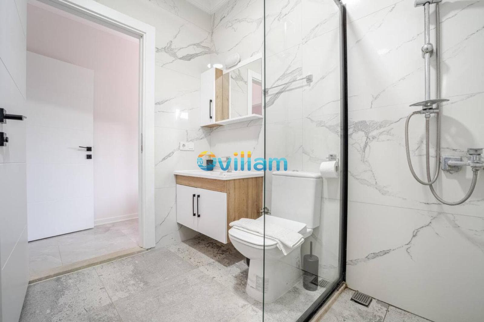 Mermer kaplı banyo ve duş alanı