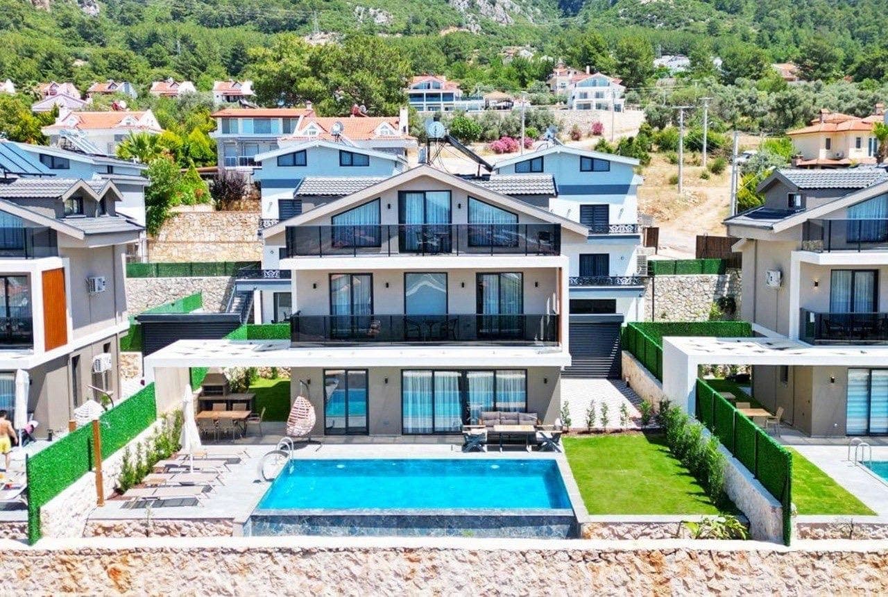 Doğa manzaralı yamaçta yer alan, havuzlu ve bahçeli modern villa.